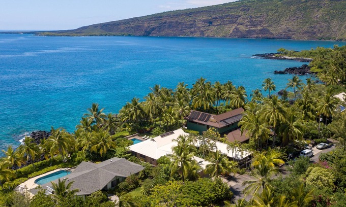 Honaunau-Napoopoo House | On the Ocean at Kealakekua Bay. Where the Dolphins Play.