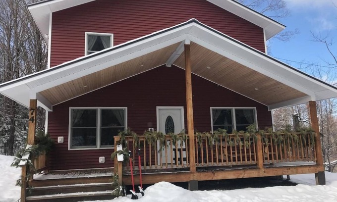 Jeffersonville House | On the trail map! Walk to everything! Sleeps 10!