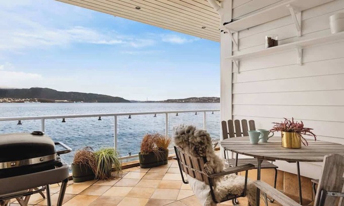 Sandviken Apartment | Once In A Lifetime - Live In The Fjord - Park Free
