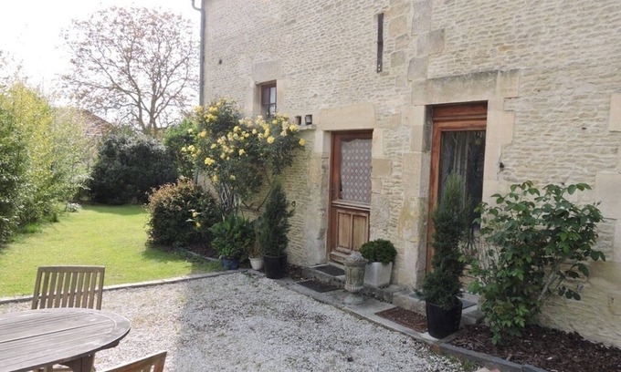 Moult-Chicheboville House | One bedroom semi detached house with garden for 2 guests.