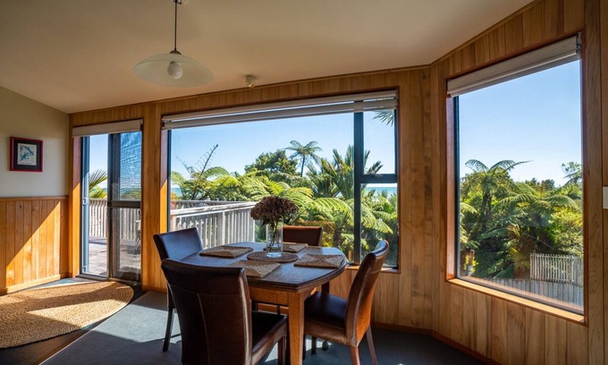 Punakaiki Apartment | One bedroom upstairs apartment with sea views