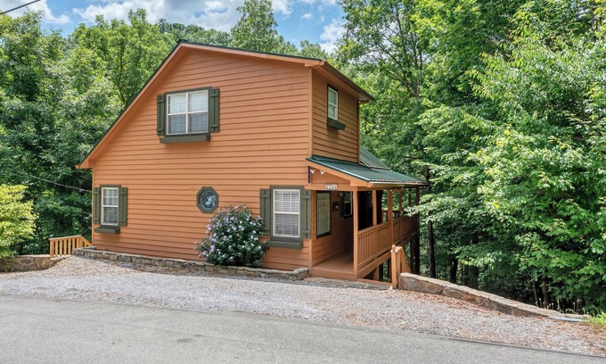 Townsend Cabin | One Bedroom with Loft! Two Bath Cabin Retreat with Fire Ring WiFi, & Pool Access