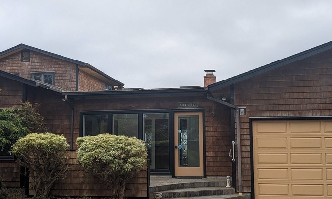 Warrenton House | One block to the beach, beautiful 3bd/3ba house with view, come relax and enjoy