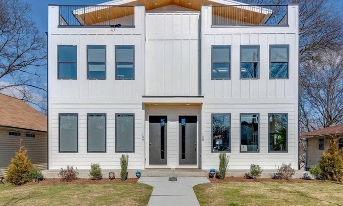 Nashville House | One Mile to Broadway/2 Rooftop Decks/9 Beds