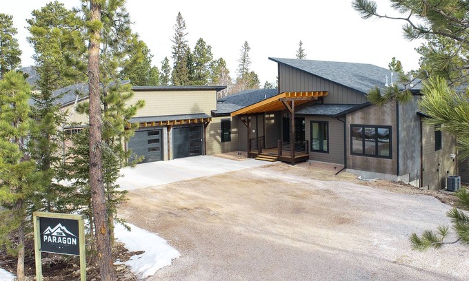 Deadwood Cabin | One-Of-A-Kind Perfection! w/Bathroom for All Bedrooms, Arcade games & More!