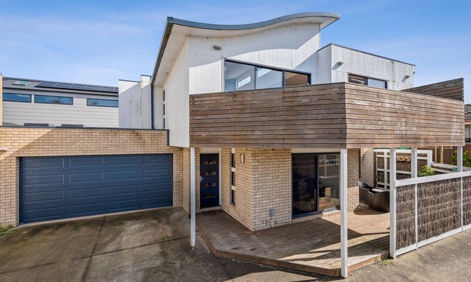 Torquay House | Only a short walk to Surf World Plaza shopping, Taylor Park and Fisherman's Beach