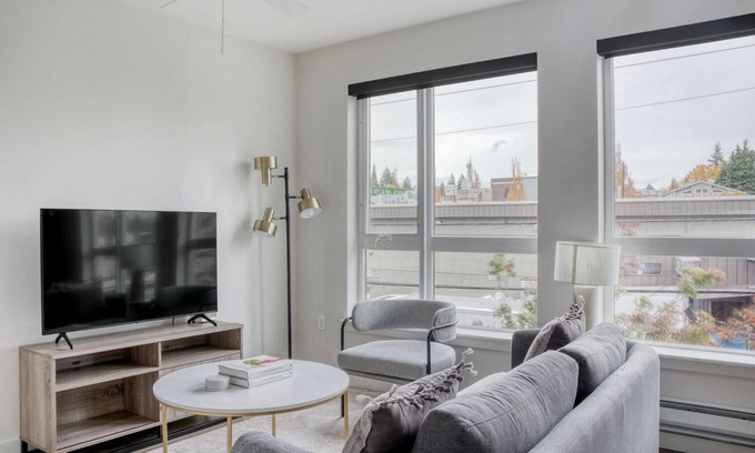 West Woodland Apartment | Open Ballard Studio w/Lounge & W/D, nr Dining & Bars, by Blueground