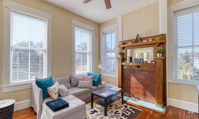 Springfield Apartment | Open & Bright - 5 min drive to TIAA Bank field