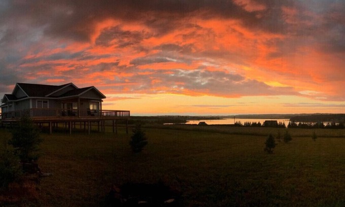 Clinton House | Open Concept 4 Bedroom Cottage Overlooking The Southwest River