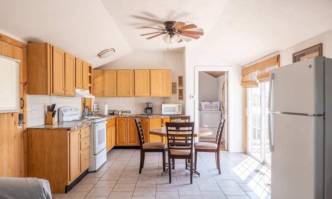 Williamstown Cabin | Open Concept Cabin for 2 - Near Ark Encounter!