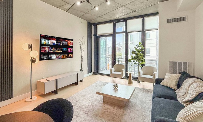 Olde Kensington Apartment | Open NoLibs 2BR Near Local Hotspots | Sleeps 8