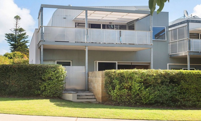 Eagle Bay House | Opposite beach and a park!