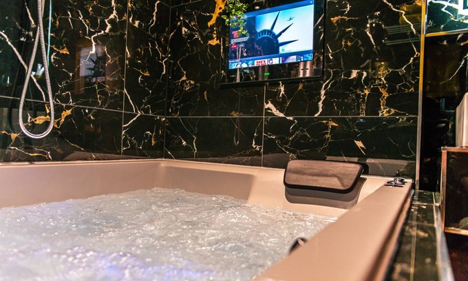 Bradford Apartment | Optimal Apartments -Presidential Jet Hot Tub Suite