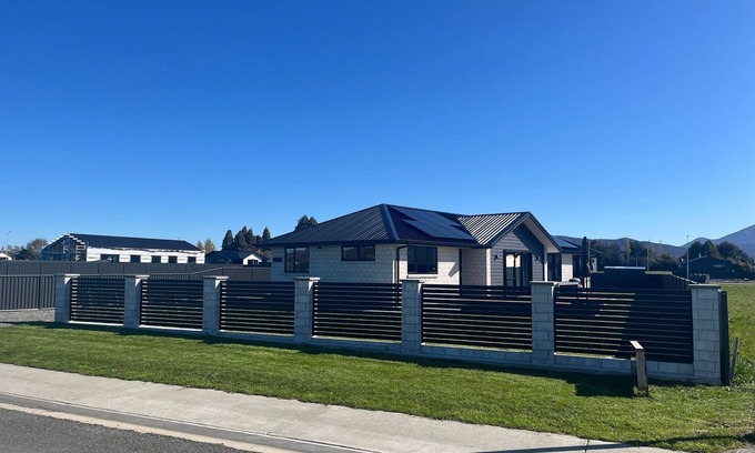 Te Anau House | Oraka Scenery - Te Anau Holiday Home