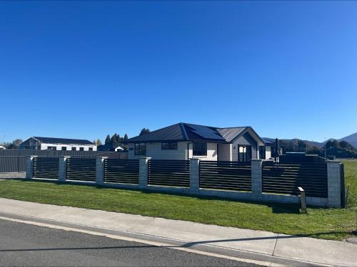Te Anau House | Oraka Scenery - Te Anau Holiday Home