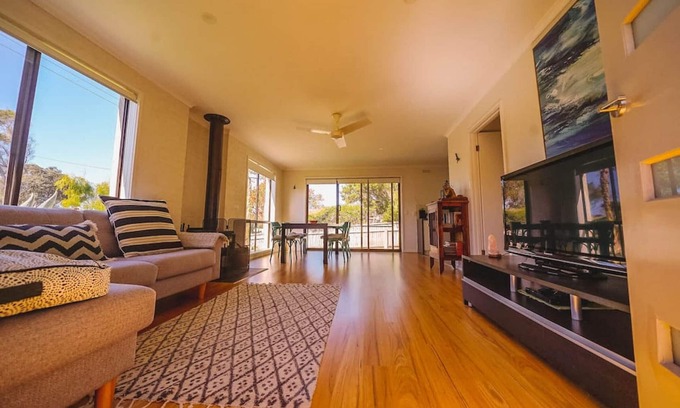 Apollo Bay House | Orana 2 blocks to Beach FREE Wifi