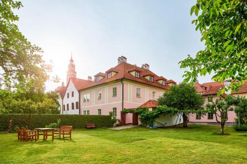 Cesky Krumlov House | Orangerie Garden by KH