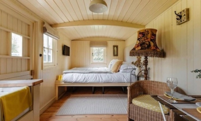 Great Yarmouth Ski Chalet | Ormesby Manor - Shepherd's hut Gamekeeper