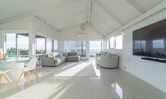 Ocean Grove House | ORTON BEACH VIEWS 200m to BEACH & RESTAURANTS