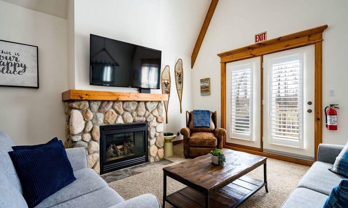 The Blue Mountains Condo | Out of the Blue - Outdoor Pool/Shuttle to Blue