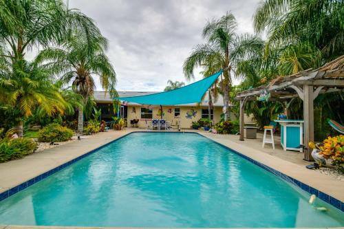 Tavares House | Outdoor Oasis with Bar and Lanai Tavares Escape