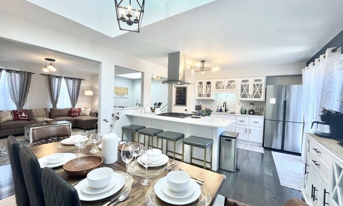 Geneva House | OutdoorOasis-King bed-Fire Pit-Mins to town-EV charger