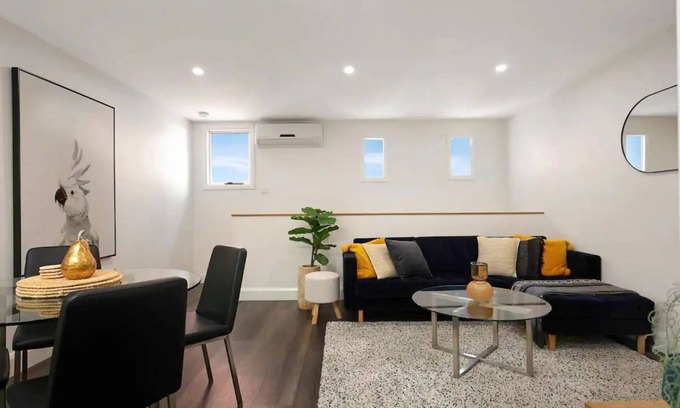 Geelong Apartment | Overlooking Ryrie Street!