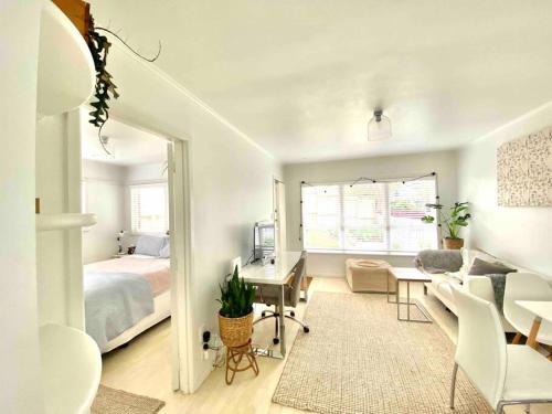 Mount Wellington Apartment | Own sunny quiet haven, own 1 bedroom house & garden with car park, central to Airport, CBD & Sylvia Park Mall