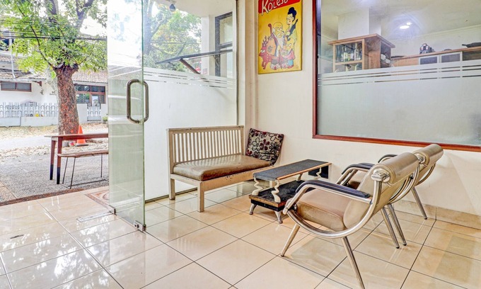 Sukajadi Hotel | OYO 90218 Ubaran Guest House