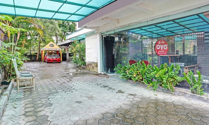 Surabaya Hotel | OYO 90791 Royale Margorejo