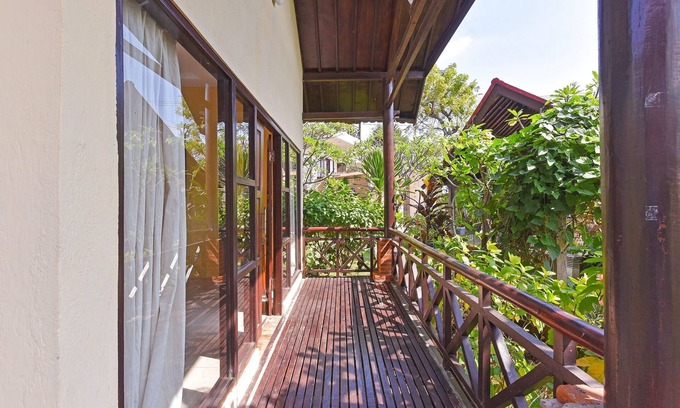 Temukus Hotel | OYO 91191 Lovina Dolphin Lodge