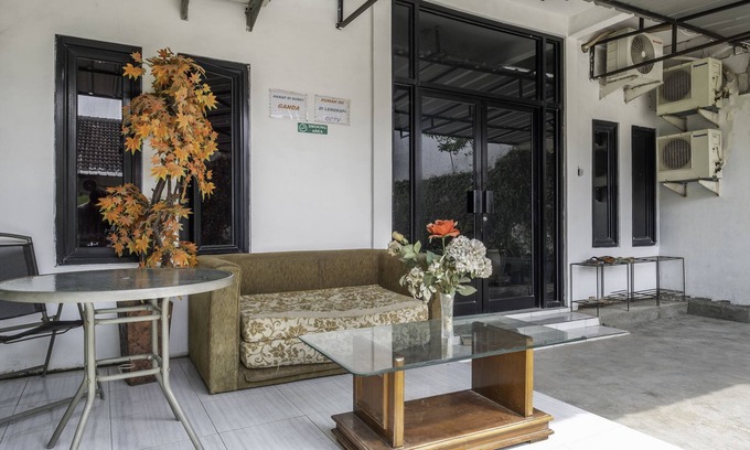 Karawang Hotel | OYO Life 2391 Baladewa Residence Syariah