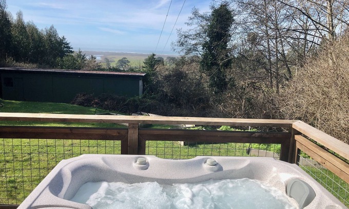 McKinleyville House | π Pacific Edge- Eclectic home with stellar ocean and pasture views, Deck, BBQ and Hot tub π‘