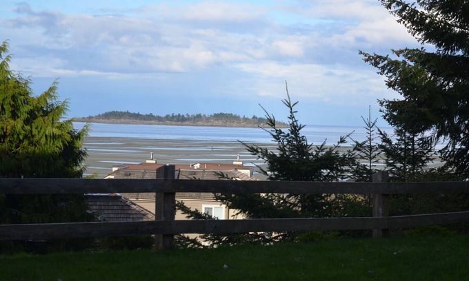 Regional District of Nanaimo Condo | Pacific Tide Beach House, Resort Drive, Rathtrevor Park, Ocean View!