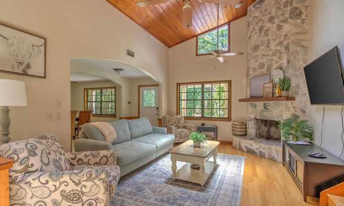 Palm City Cabin | Palm City Farm|King Bed|Pool Table|Projector|Oasis