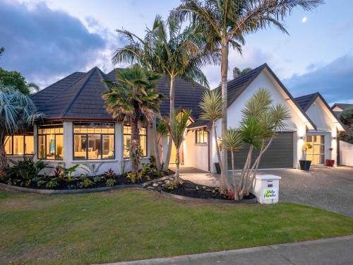 Papamoa Beach House | Palm Paradise with Spa