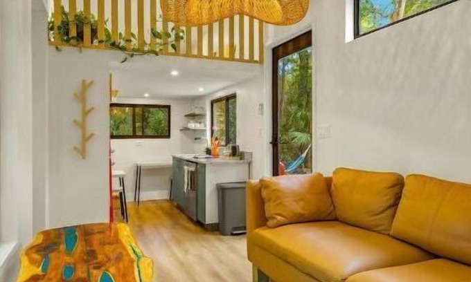 Thonotosassa Cabin | Palm Tree Getaway