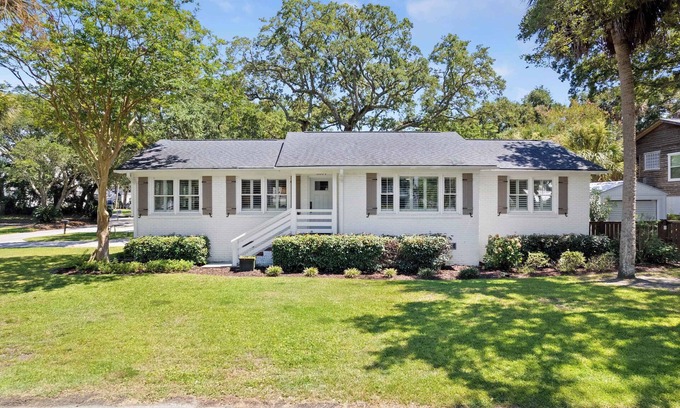 Isle of Palms House | Palms of Hart- 2 Blocks from Beach, Dog Friendly