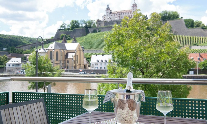 Wurzburg City Centre Apartment | Panorama vacation apartment with fortress view