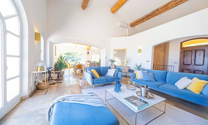 Le Tholonet Villa | Panoramic 4-BR Villa near Aix w/Pool, AC - for 10 people