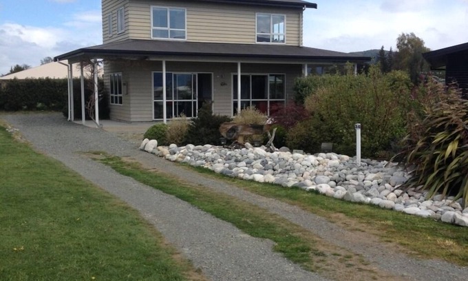 Te Anau House | Panoramic Fiordland lake views from sunny rooms. Fresh wind blown Linen ! π!