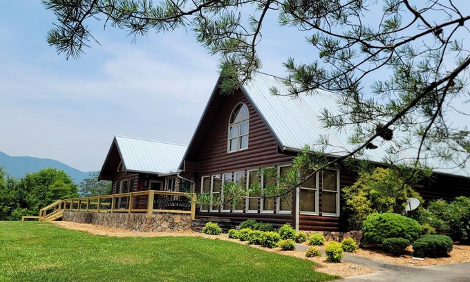 Turtletown Cabin | Panoramic Happiness ~ Majestic Mountain Views ~ 5000SF ~ Easy Access
