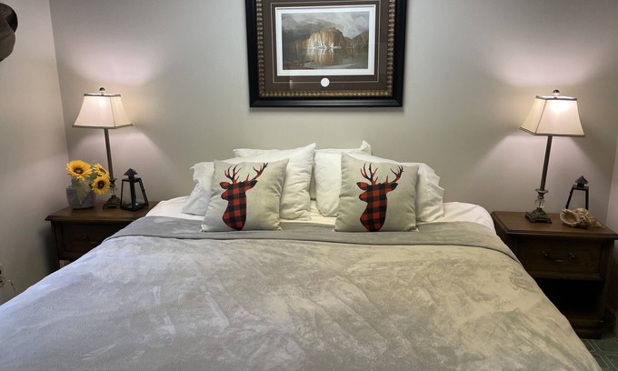 Algonquin Highlands Cottage | Panoramic Views of the Pristine Lake