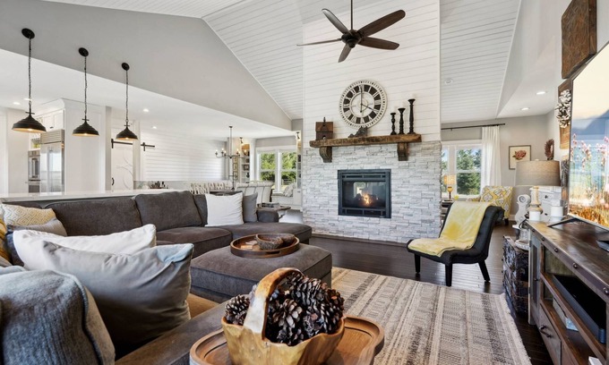 Amity House | Panoramic Valley and Vineyard Views, Newly Renovated, Pet Friendly, Hot Tub, Games, Walk to Wineries