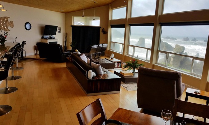 Bandon House | PANORAMIC VIEW OF THE OCEAN LUXURY HOME 2700 sq/ft 1 LEVEL PETFREE High Ceiling