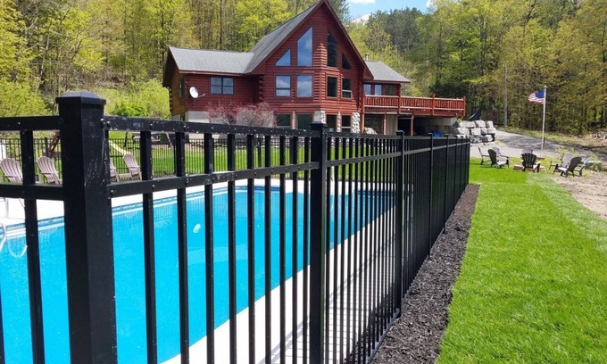 De Ruyter House | Paradise getaway log home with pool - Cazenovia 10 min away