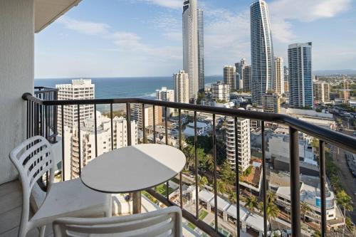 Surfers Paradise Apartment | Paradise Lookout - Steps to Beach, Shops and Dining