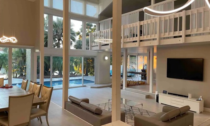 Sunrise House | Paradise On The Laken15-20mins from the beaches & FLL airport