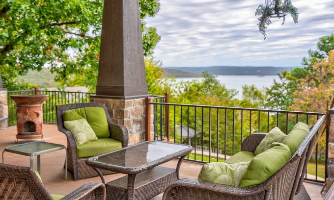 Paradise Hill House | Paradise Point. Large House with Lake View and Boat Slip