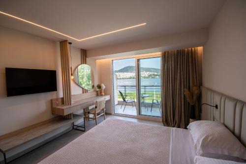 Kastoria Hotel | Paralimnio Suites